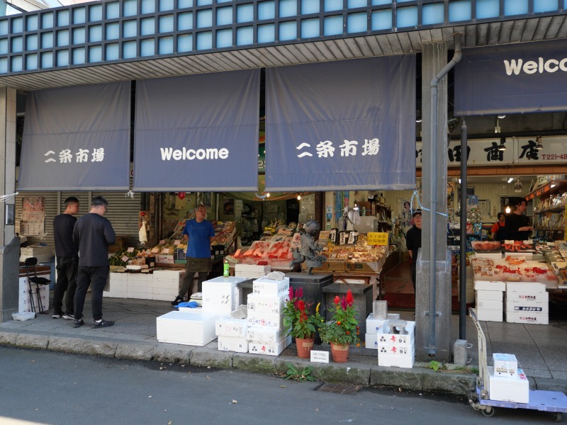 二条市場に飾られたフラワープランター