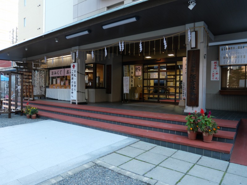 神宮頓宮に置かれたフラワープランター