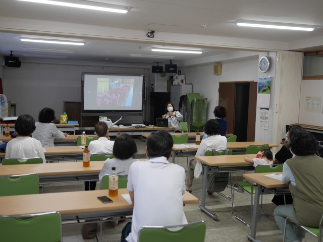 講習会で講義している様子