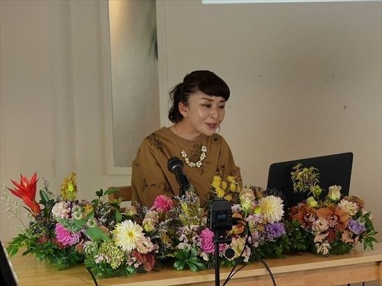 講演中の上野氏