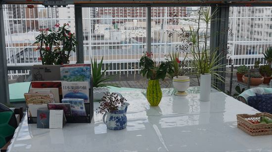 テーブルの上の花あしらい