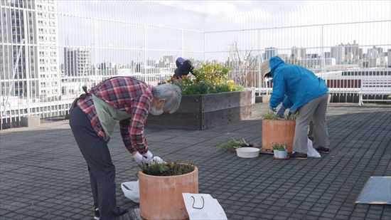 風が吹く屋上での作業