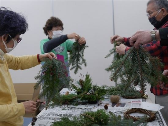 スワッグ制作の様子