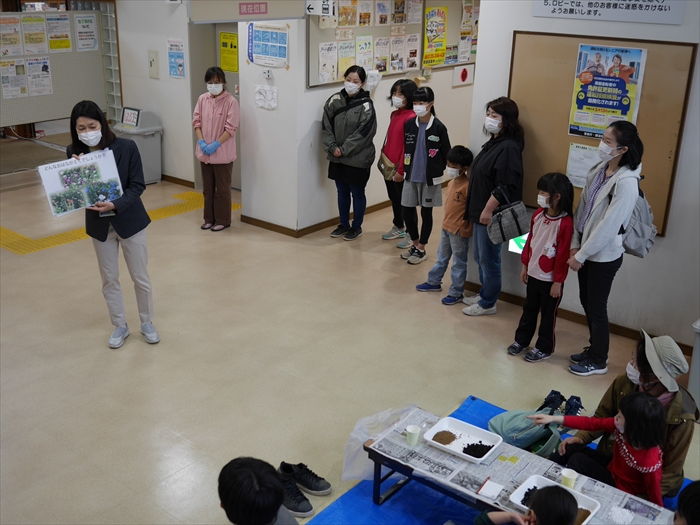 タネだんごづくりの説明をしているところ