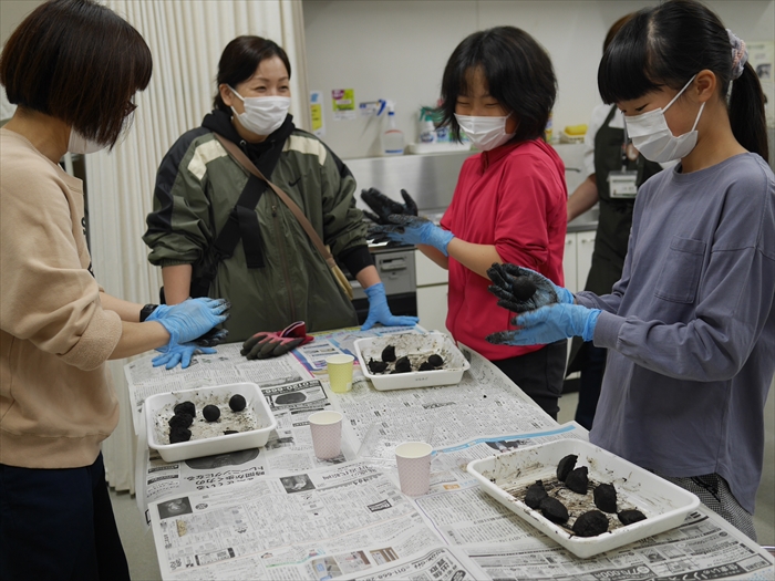 タネだんごづくりの様子