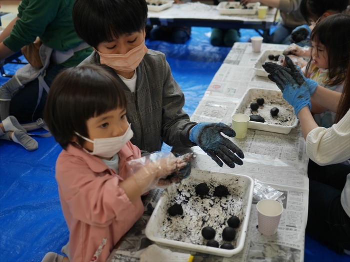 親子でタネだんごを作っている様子