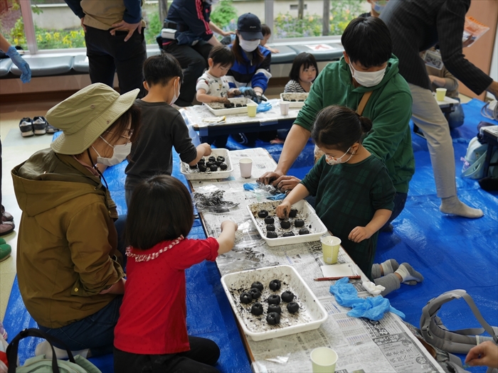 タネだんごづくりの様子