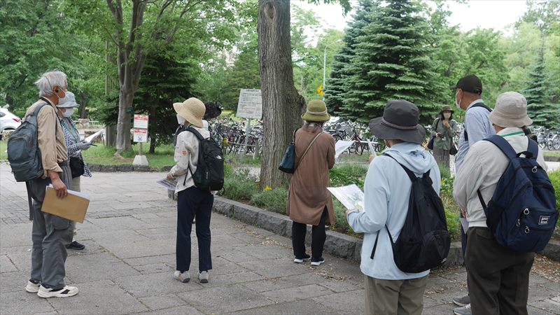 幌平橋駅の花壇見学の様子