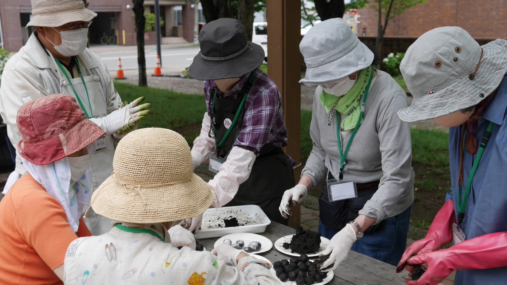 タネだんご作りの様子