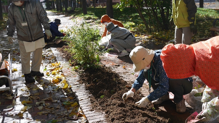 土をならしているところ