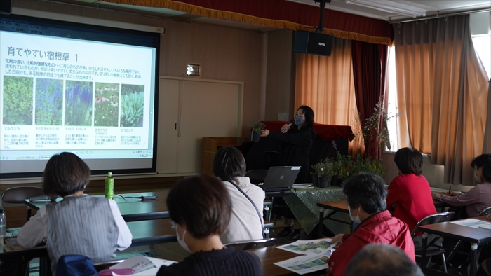 宿根草の説明の様子