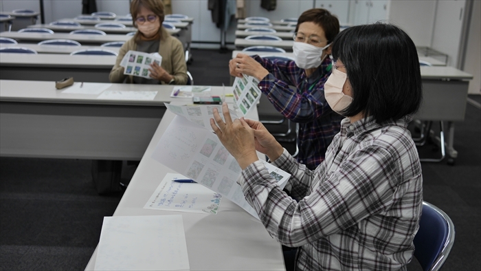 ほんの作り方の説明をしている