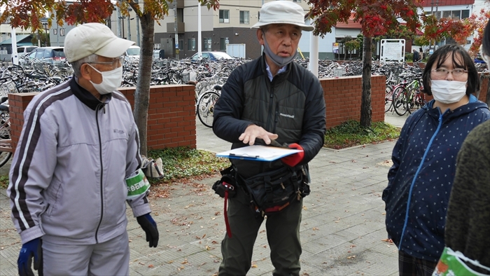 デザインの説明をする笠さん