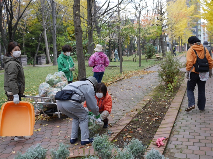 片付けをした花壇を後にする