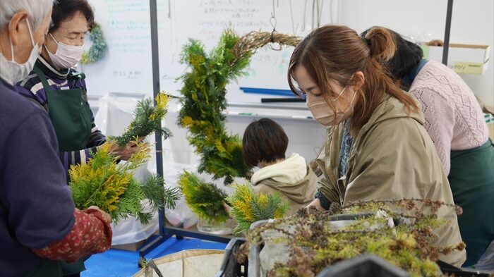 赤と黄色の大リースづくり