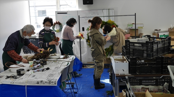 リースづくりの様子