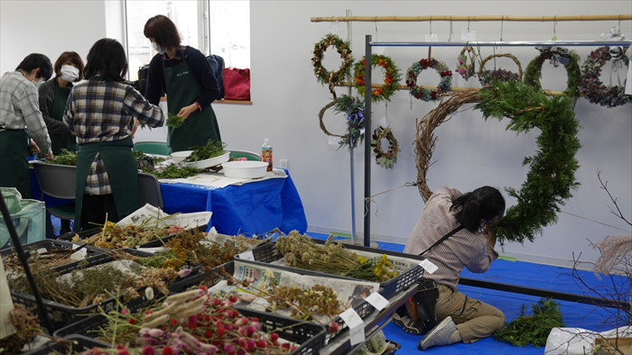 大リースづくりの様子