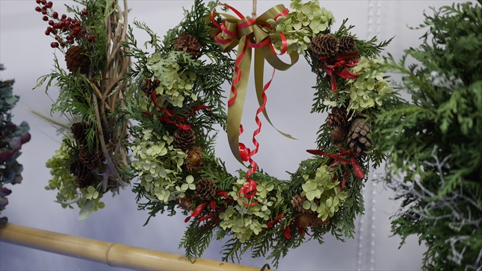 展示販売される手作りのリース