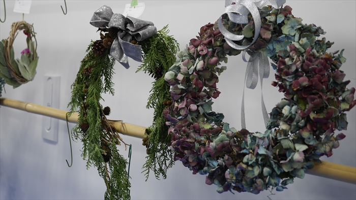 展示販売される手作りリース