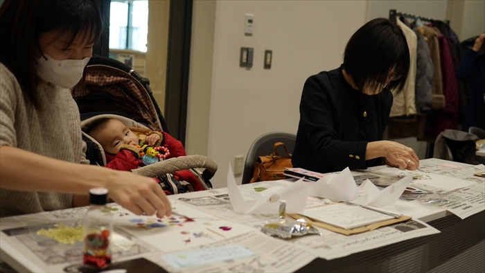 お子さんと参加の方の制作の様子
