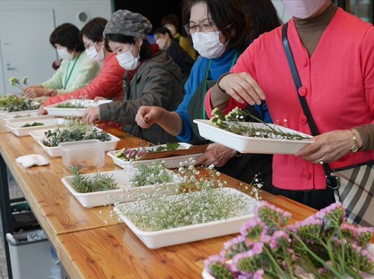 花材選びの様子