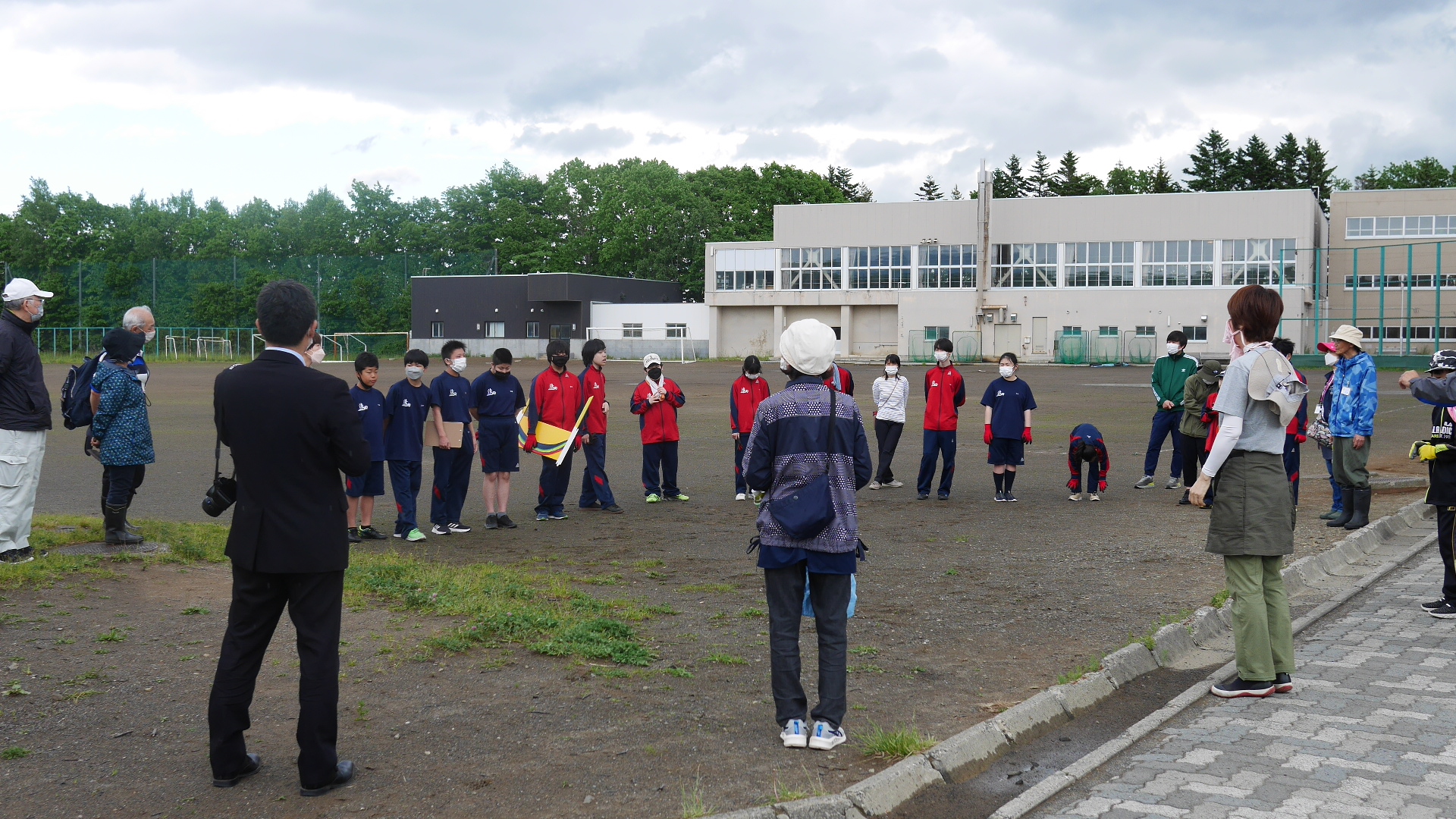 グランドに参加者の皆さんが集まっている様子