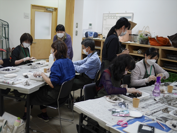 タネダンゴづくりの講師補助をしている様子