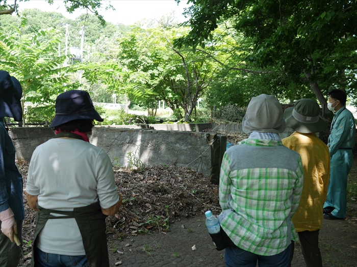 堆肥場の説明を受ける