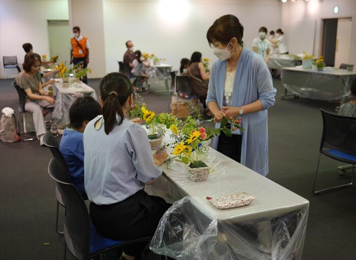 親子フラワーアレンジメントのようす