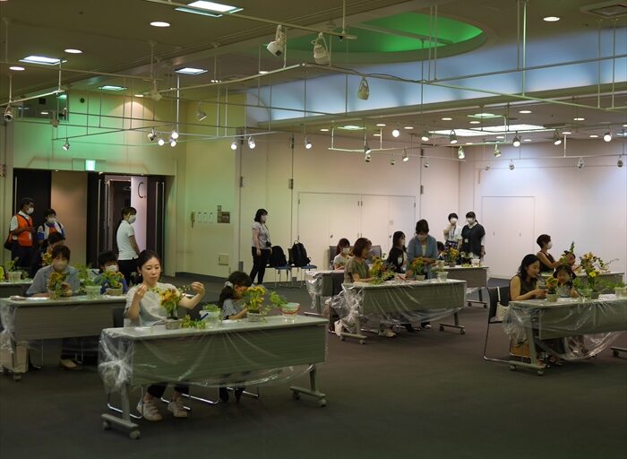 親子フラワーアレンジメントのようす