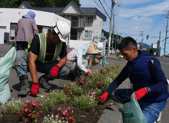 草祭りに参加している建設会社の方々