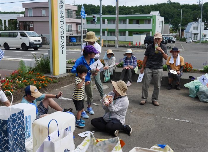賞品を手にして喜ぶお子さんたち