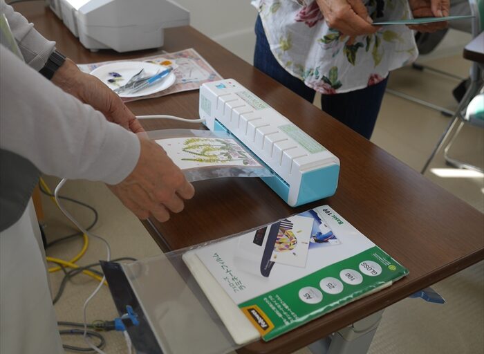 ラミネートをかけているところ