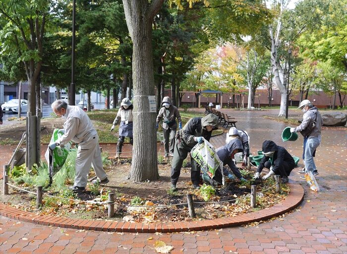 遊具前花壇の作業の様子