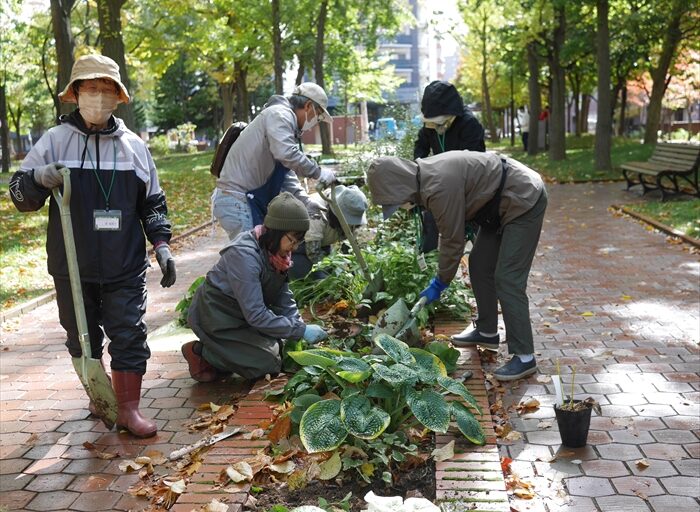 宿根草花壇の作業の様子