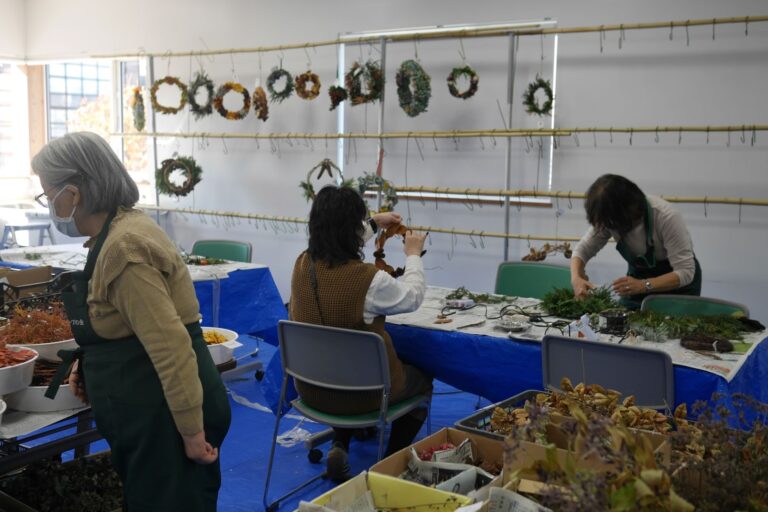登録団体「豊平公園花とハーブの会」のリースづくりの様子
