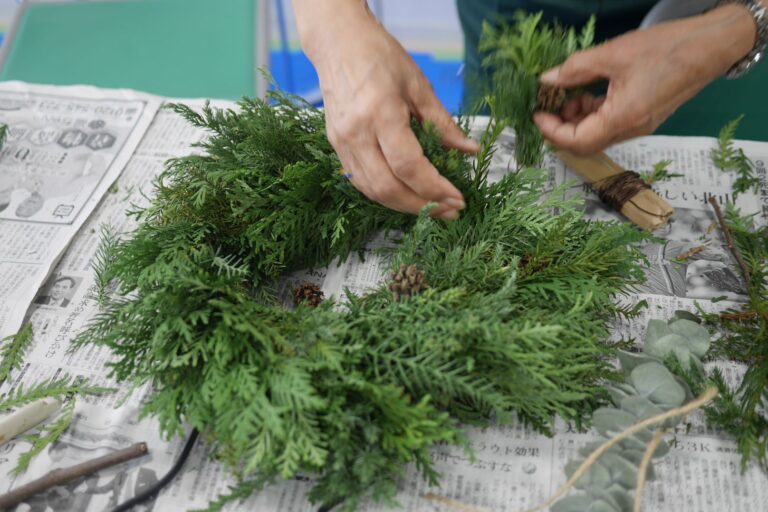 リースをつくる手元