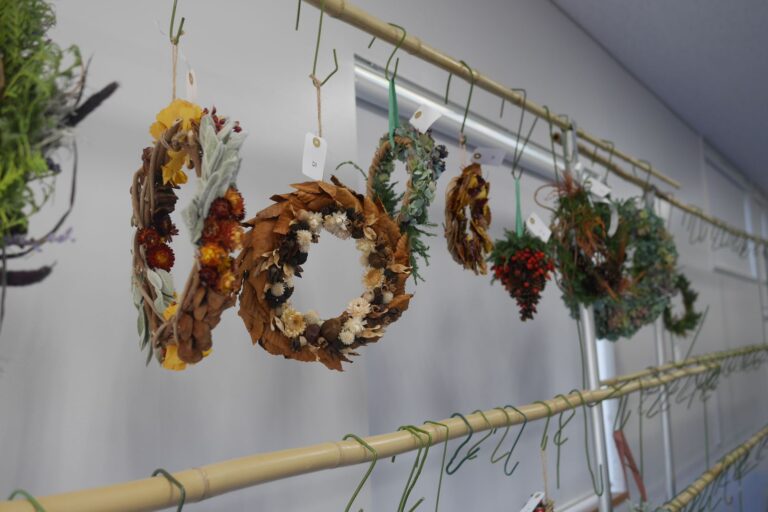 豊平公園 花とハーブの会の皆さんが制作したリース