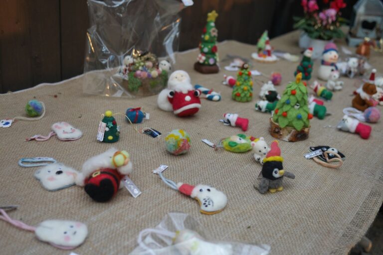 羊毛フェルトでつくられたオーナメント