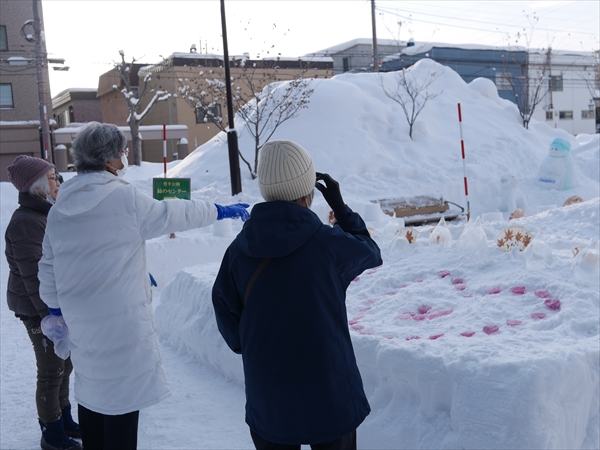 ボランティアさん3名で設置しているところ