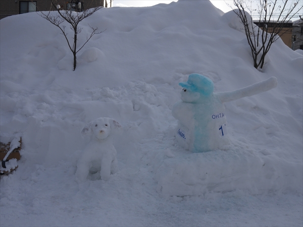 大谷翔平選手とデコピンの雪像