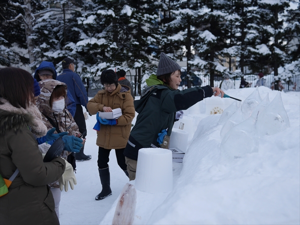 キャンドルに灯りをともしている