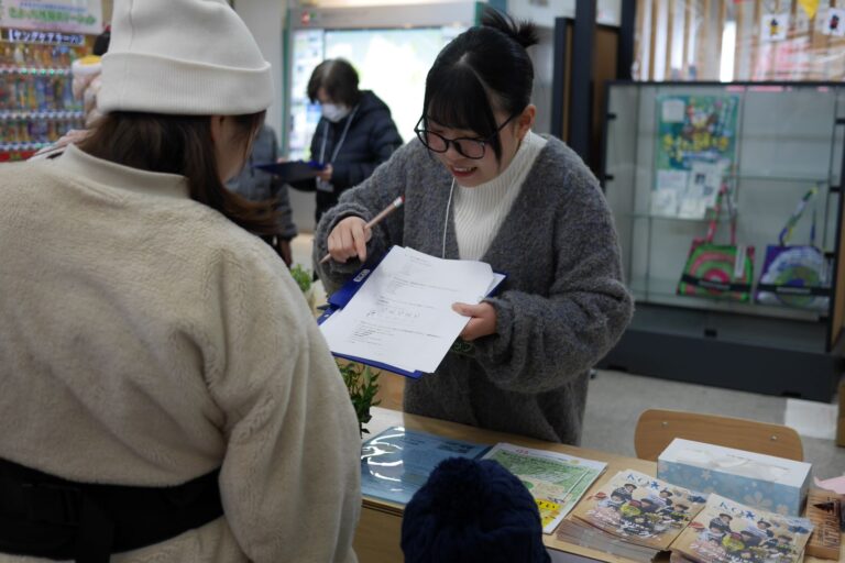 学生さんがアンケートを取っている様子