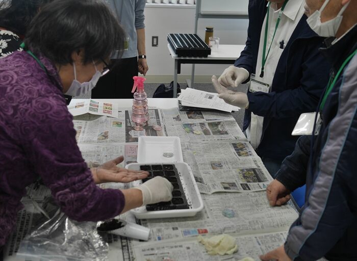 種まき実習の様子