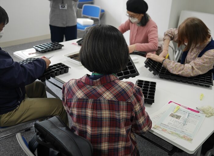 セルトレイの切り分けをしている