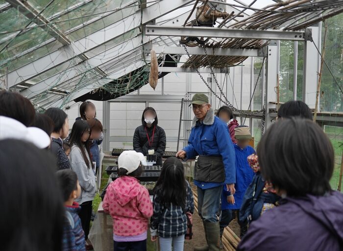 八軒北小学校花ベジクラブで教える永田さん