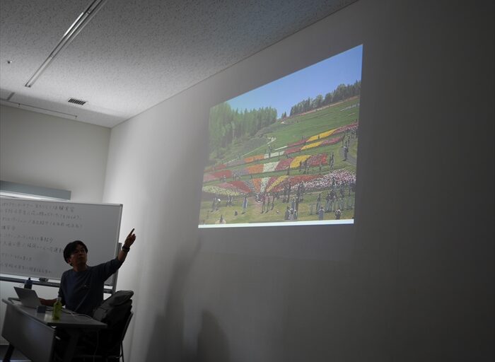 滝野公園の植栽で説明している