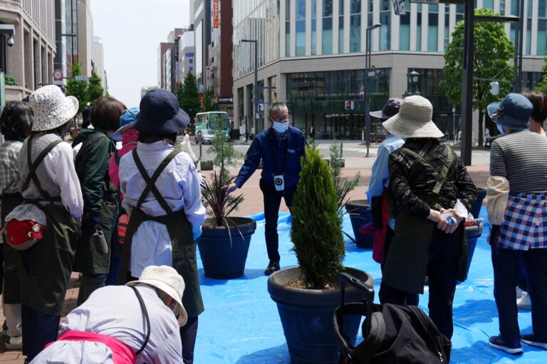 アカプラで植栽の仕方を説明している様子