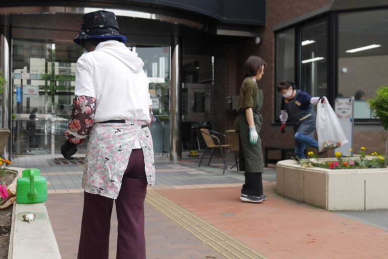 花壇前で作業している様子