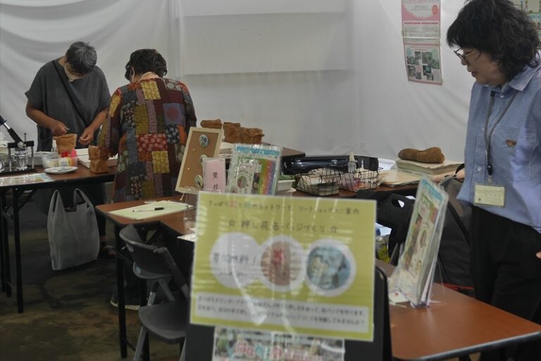 缶バッジづくりのようす